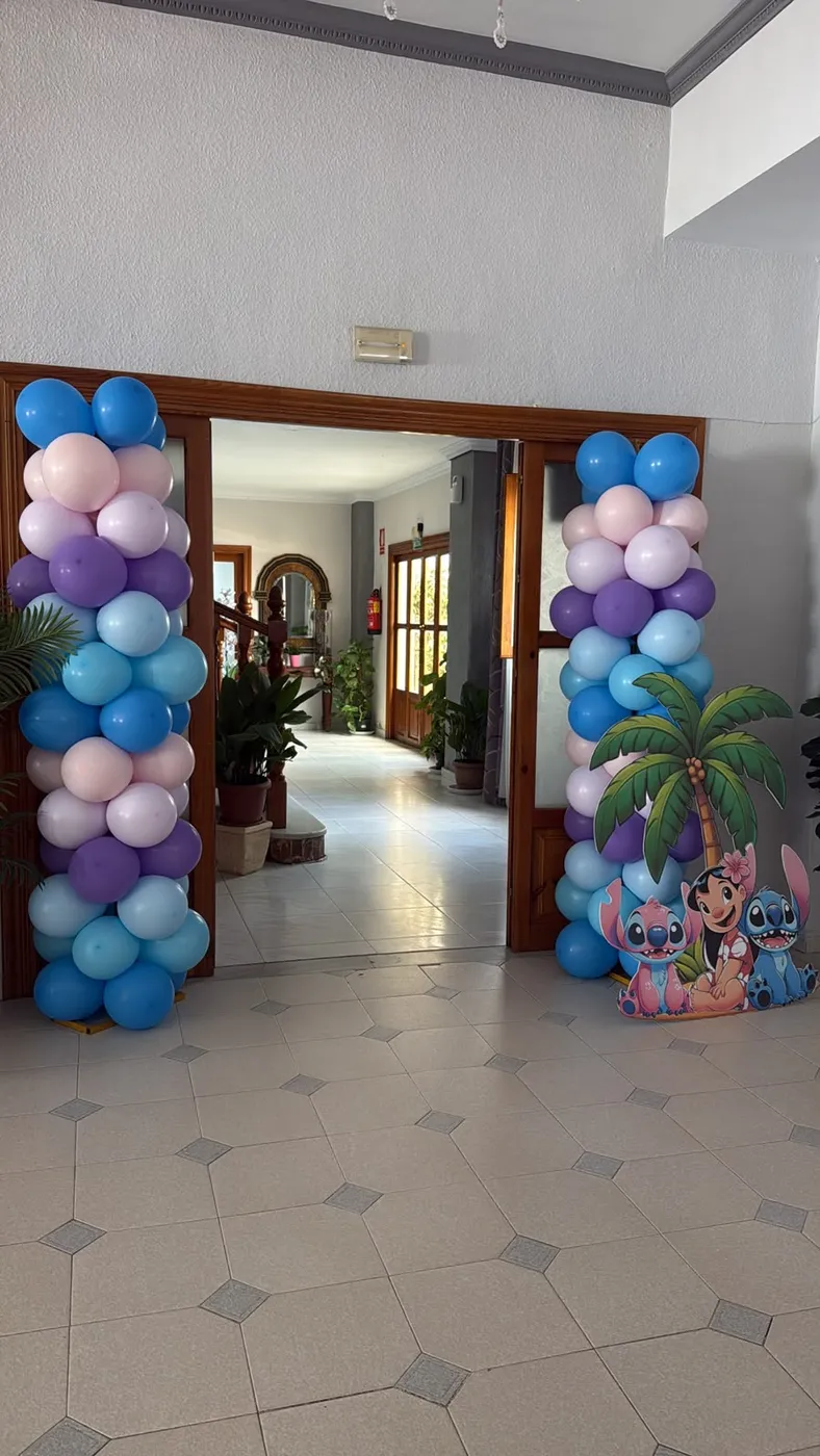Decoración con arco de globos orgánicos para evento en Almería