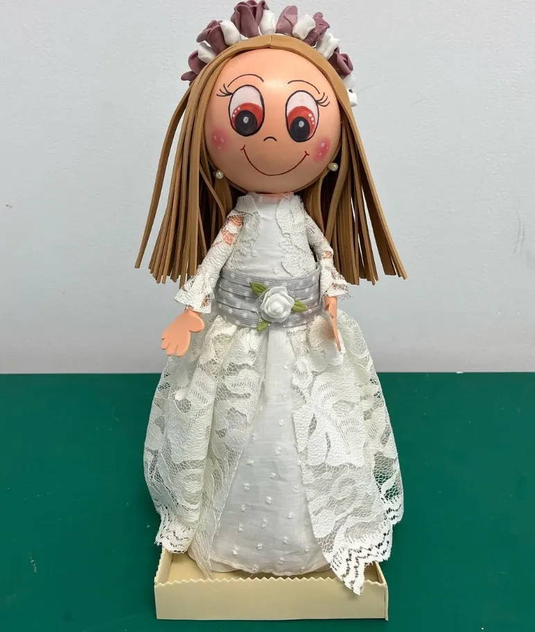 Fofucha de comunión hecha a mano con vestido de encaje