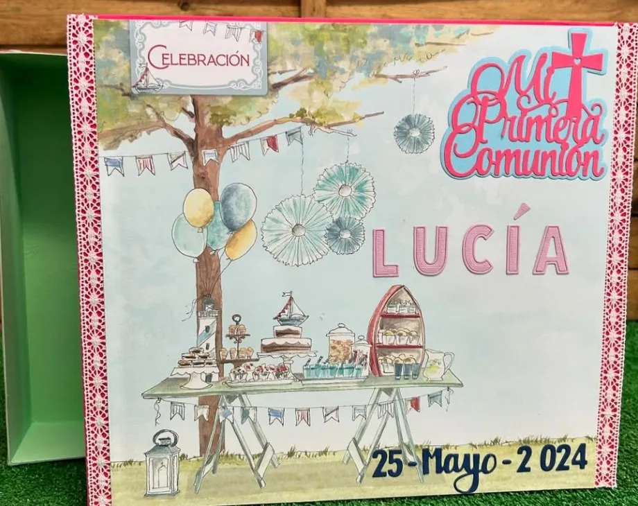 Álbum de Primera Comunión personalizado con portada ilustrada de mesa dulce
