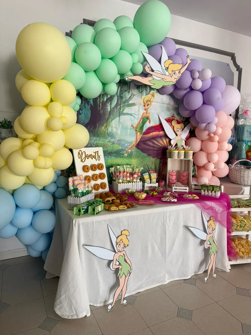 Mesa dulce de cumpleaños temática Campanilla (Tinkerbell) con arco de globos pastel