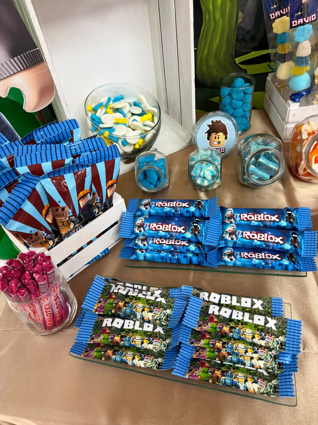 Dulces y chuches empaquetados personalizados temática Roblox para mesa dulce