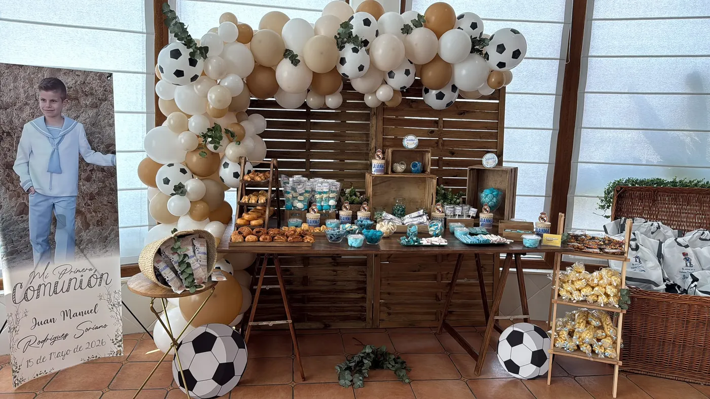Mesa dulce de cumpleaños temática de fútbol