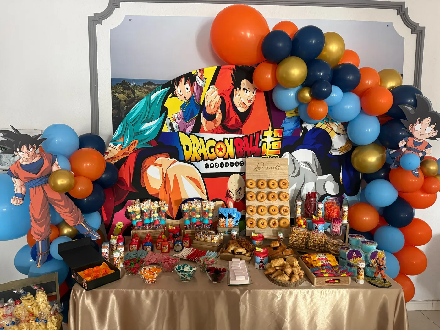 Mesa dulce de cumpleaños temática de Goku (Dragon Ball) con chuches y repostería