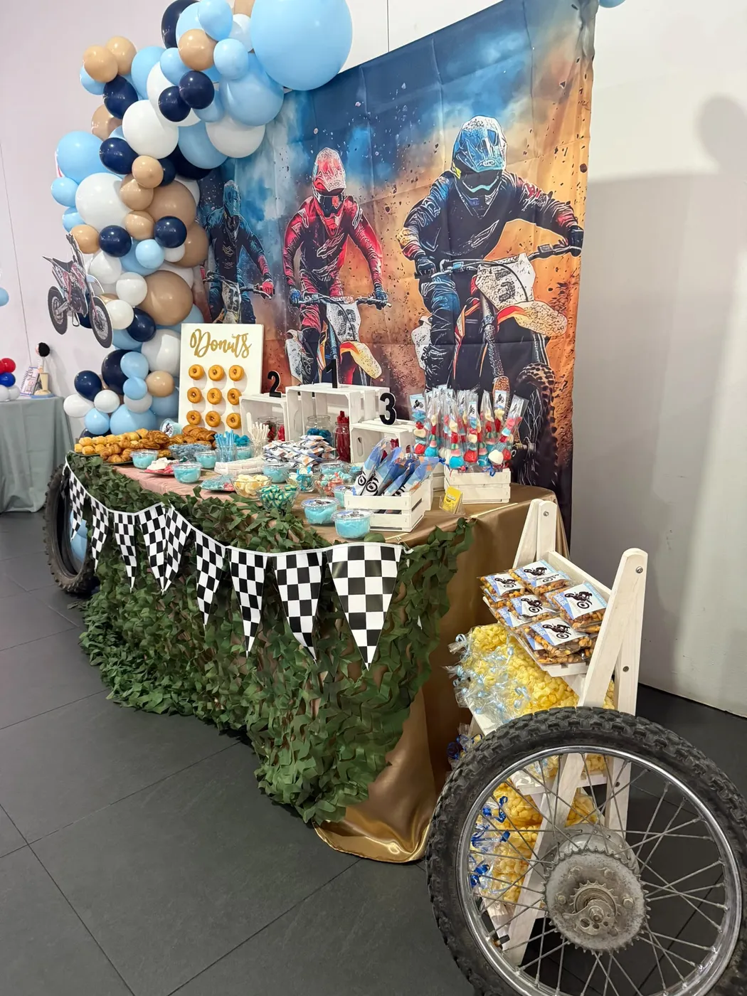 Mesa dulce de cumpleaños temática de motos