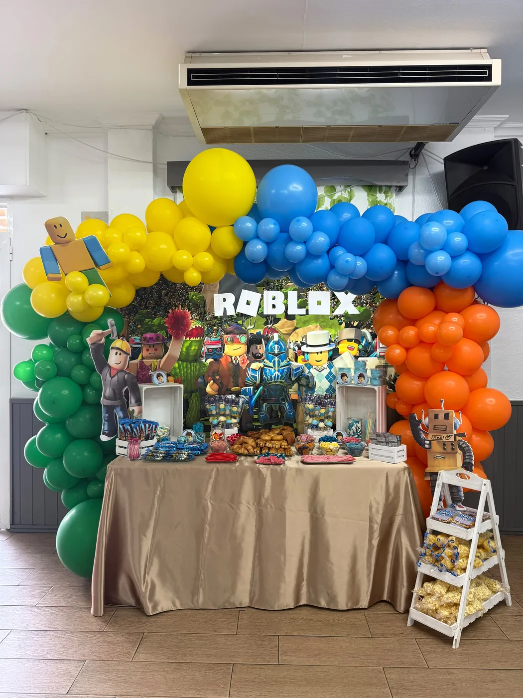 Mesa dulce de cumpleaños temática de Roblox
