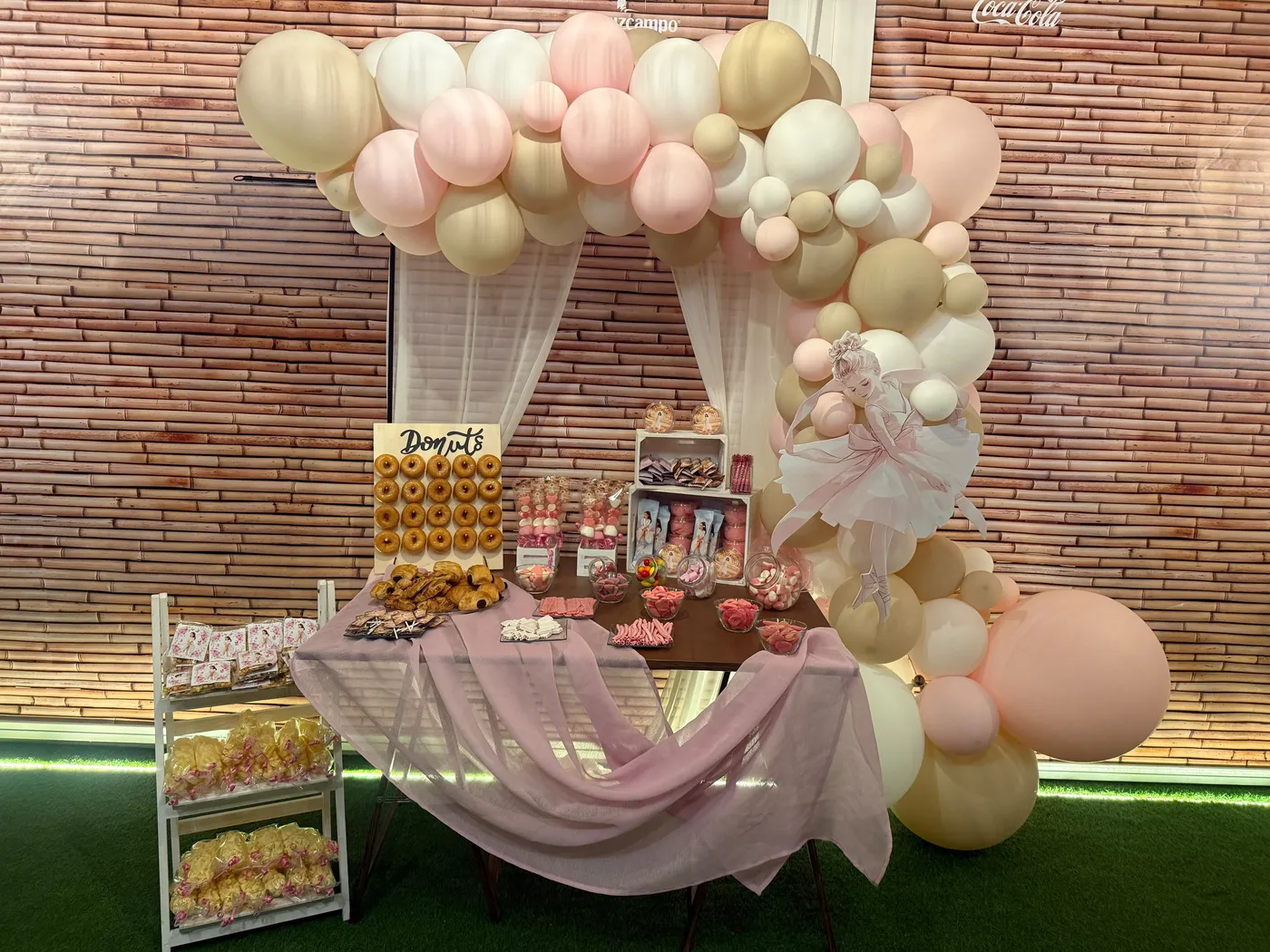 Mesa dulce de comunión en tonos rosa con repostería artesanal