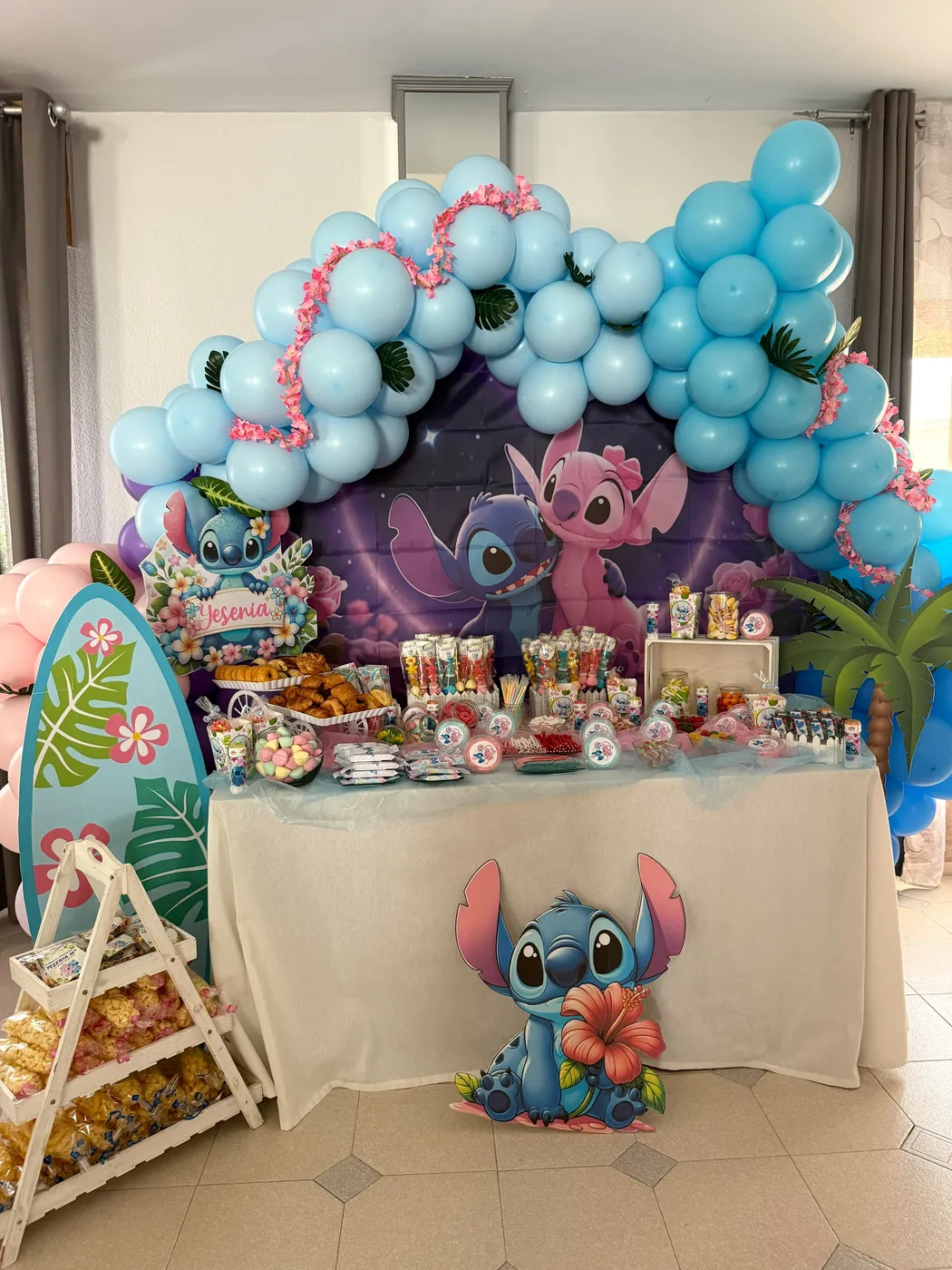 Mesa dulce de cumpleaños temática de Stitch con chuches y repostería